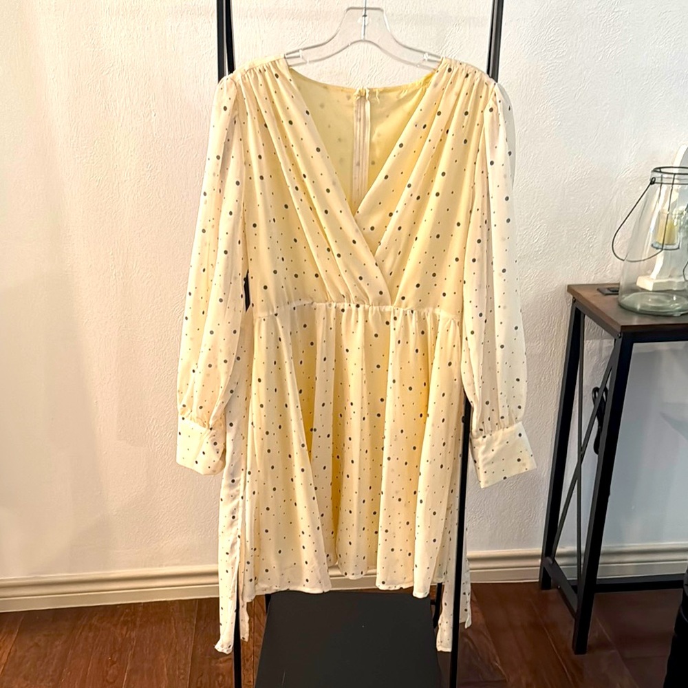 Cream long sleeved dress 
Black polka dots mumu and macaroons
Size medium